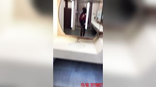 Suki Trans 伪娘小薰在商场女厕所掏出鸡巴打飞机，旁边好几个女的经过