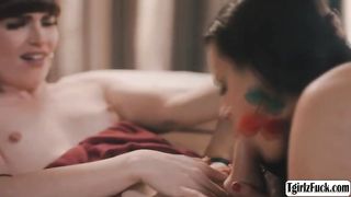 Ever Wonder How A Transexual Fucks A Brunette Females Pussy¿ - Shemale6.com